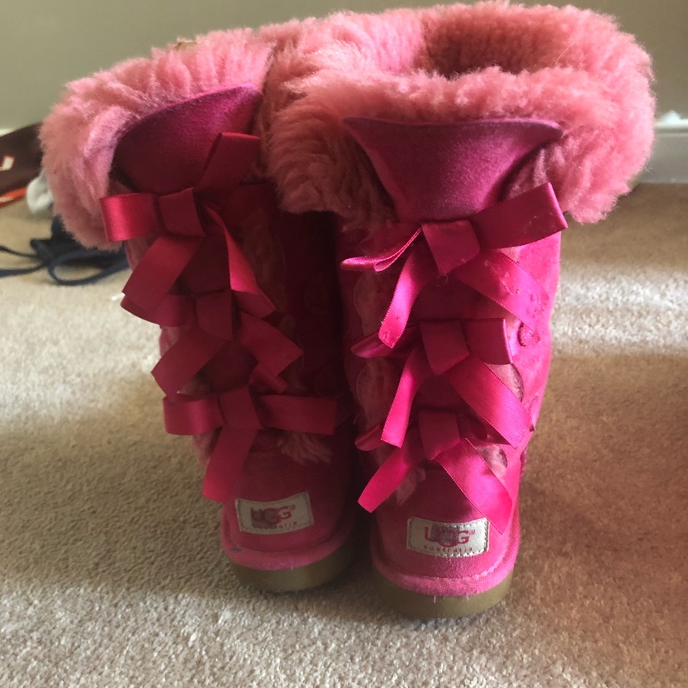 Girls Bailey bow hot pink uggs. Sz 1